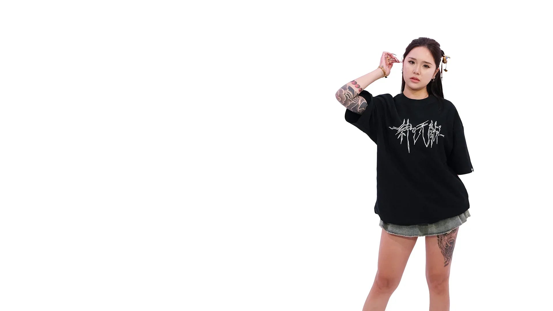 Front view of oversized black NO1 Apparels anime t-shirt, subtle anime clothing inspired by One Piece, Enemies of the Gods design featuring 神の天敵 motif, worn by female model.